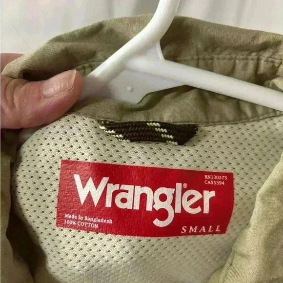 Mens size small wrangler button shirt, #F254 - Picture 3 of 4